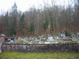 Le cimetière catholique de Mouterhouse est situé devant l'église Saint-Jacques. Comme dans tous les cimetières, il est dominé par une belle croix de cimetière en bois.