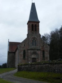 La façade de l'église catholique Saint-Jacques-le-Majeur de Mouterhouse.