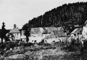 Le village en ruines en 1945 (d'après un album de M. Pierron, " Les ruines qui parlent dans l'arrondissement de Sarreguemines ").