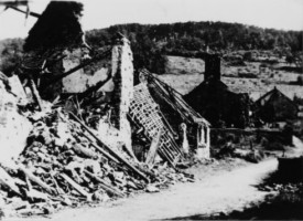 Les ruines du village et de l'église de Reyersviller, totalement détruit par les bombardements de l'hiver 1944-1945.