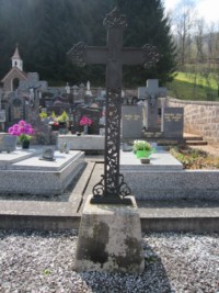 Un soldat prussien, mort au combat pendant la guerre de 1870, est enterré dans le cimetière, sous une croix en fonte.