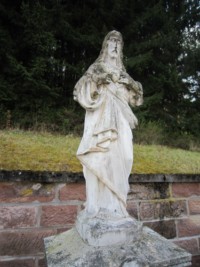 Une statue du Sacré-Cœur de Jésus domine la tombe de la famille Brunagel-Koelsch.