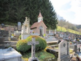 Le cimetière de Reyersviller domine le calme village.