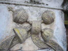 Des attributs sacerdotaux, tels que ciboire, calice et étole, décorent la tombe de l'abbé Brunagel.