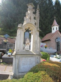 La tombe de la famile Lehrer présente une statue de sainte Bernadette, très vraisemblablement ajoutée par la suite.