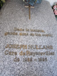 Curé de Reyersviller de 1953 à 1996, l'abbé Joseph Nullans est enterré au milieu du cimetière, dans une petite chapelle.