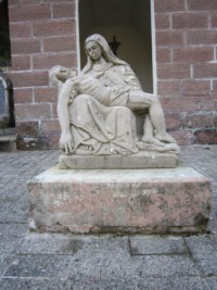 Auparavant située dans la chapelle du cimetière, la statue de la Pietà est désormais située quelques mètres plus bas.