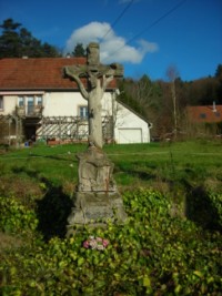 Une croix monumentale est élevée en 1888 par le sculpteur Demmerle, installé à Hoelling, près du moulin de Reyersviller. En grès sculpté, il représente une Pietà, ainsi qu'un amas de pierres et un tronc d'arbre. La croix est sculptée à l'imitation de la nature, dans le goût et l'habitude de l'époque.