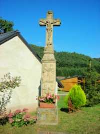 Une croix monumentale est élevée en 1773 à Reyersviller et restaurée en 1875.