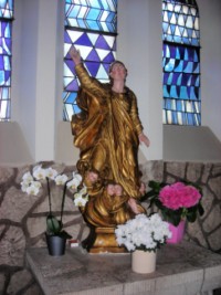 Joyau du mobilier de l'église contemporaine Saint-Bernard de Reyersviller, la statue de la Sainte Vierge de l'Assomption est une œuvre alsacienne du XVIIIe siècle.