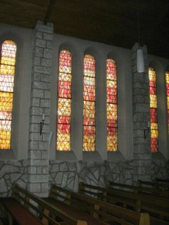 Les vitraux de l'église Saint-Bernard de Reyersviller, datant de 1956, sont réalisés par Léon et Irène Zack.