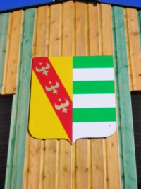 Les armoiries de la commune de Reyersviller sont représentées sur la structure qui réalisée sur la place des fêtes.