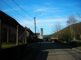 Le centre du village de Reyersviller et la silhouette de l'église Saint-Bernard.