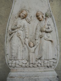 La Sainte Famille en marche est représentée sur une croix de cimetière adossée à la façade de l'église de Roppeviller et datant de 1819.