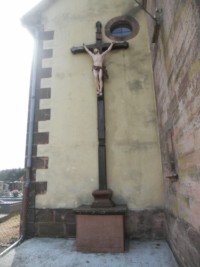 Une croix de mission, datant très vraisemblablement du XIXe ou du début du XXe siècle, est adossée à la façade de l'église de l'Assomption de la Sainte Vierge de Roppeviller.