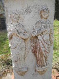 La Très Sainte Vierge et saint Jean sont représentés sur le fût de la croix.
