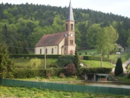 L'église du petit village de Roppeviller est dédiée à l'Assomption de la Très Sainte Vierge.