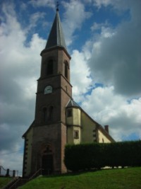 L'église de Roppeviller, dédiée à l'Assomption de la Très Sainte Vierge, est construite en 1791.
