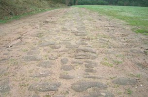 Les vestiges de la voie romaine au lieu-dit Zwerenberg.