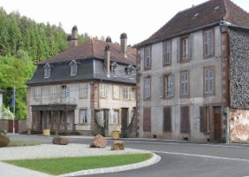 Les anciens bâtiments de direction de la cristallerie de Saint-Louis-lès-Bitche.