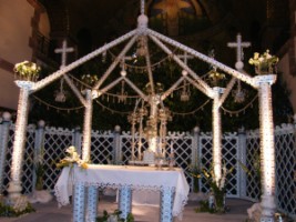 L'autel en cristal est monté tous les deux ans, lors de la Fête-Dieu et attire de nombreux curieux.