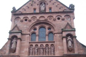 On voit ici le second niveau du portail, rappelant la galerie des rois des cathédrales, ainsi que les statues des saints populaires du Bitscherland, qui sont installées dans des niches aménagées dans les contreforts.
