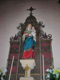 L'autel laréral gauche est dédié à la Très Sainte Vierge Marie.