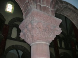 Les chapiteaux néoromans de la nef, commandés au sculpteur colmarien Klem, comme l'ensemble de la sculpture, évoquent les différents épisodes de la vie du grand saint Louis (1214-1270).