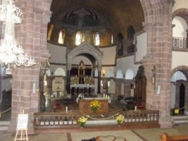 Le chœur de l'église Saint-Louis et le ciborium surmontant le maître-autel.