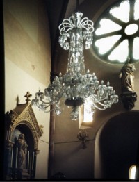 L'église possède d'imposants lustres en cristal.
