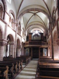La nef de l'église et l'orgue principal.