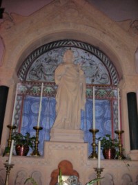 Un autel latéral est dédié à saint Louis de France, patron de la paroisse.