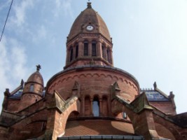 Faisant exception, l'église de Saint-Louis-lès-Bitche, construite entre 1897 et 1902, ne puise pas ses sources dans l'architecture gothique mais dans l'art roman rhénan.
