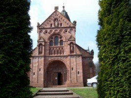 La façade de l'église paroissiale.