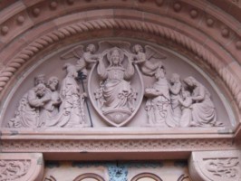 Le tympan de la façade occidentale représentant au centre, Notre-Seigneur Jésus-Christ en majesté, dans une mandorle.