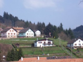 La colline du Steinberg fait face à l'église du village (photographie de Bernadette Amoroso).