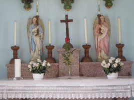 Deux anges adorateurs encadrent la croix d'autel.