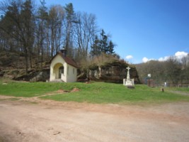 La chapelle est située à proximité de la croix d'épidémie et des niches creusées dans le rocher.