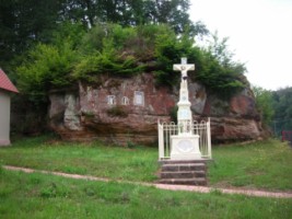 La croix monumentale est érigée en 1854, en l'honneur de saint Wendelin et saint Roch.