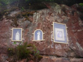 Trois niches ont été creusées dans le rocher de grès rose derrière la chapelle Saint-Wendelin de Schorbach : la niche de gauche abrite une statuette de sainte Thérèse.