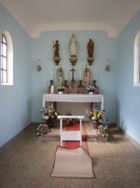 Les statues de saint Roch et de saint Wendelin encadrent celle de la Sainte Vierge au-dessus de l'autel.