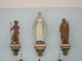 Les statues de saint Roch et de saint Wendelin, en l'honneur desquels la croix et la chapelle ont été érigées, sont vénérées dans le petit oratoire.
