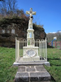 Une croix monumentale est érigée en 1854 par la paroisse de Schorbach en l'honneur de saint Wendelin et de saint Roch, afin de les remercier après une épidémie de choléra.