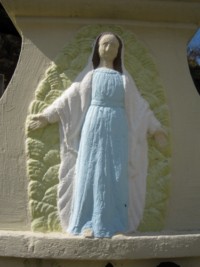 L'Immaculée Conception de la Très Sainte Vierge est représentée sur le registre supérieur du fût.