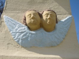 Deux têtes d'angelots ailées sont représentées sur une croix du village de Schorbach.