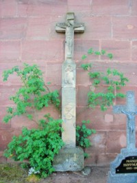 Une croix, adossée au chevet de l'église dans le cimetière, est érigée en 1707.