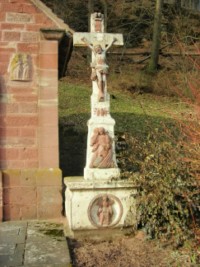 Une croix monumentale est érigée à proximité de la chapelle.