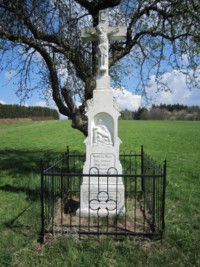 Une croix est érigée en bordure du Bitscherweg ou chemin de Bitche. Élevée par la famille Obringer en 1919, elle est peinte en blanc.