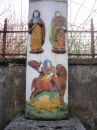 Saint Georges terrassant le dragon est représenté sur une croix du village de Schorbach, sur la place de l'église.