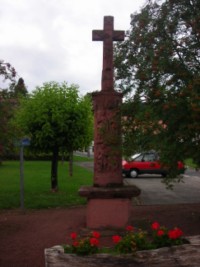 Une croix monumentale en grès rose est élevée dans le village de Schorbach, au chevet de l'église Saint-Rémi : avec un large fût droit, elle date du milieu du XVIIIe siècle.